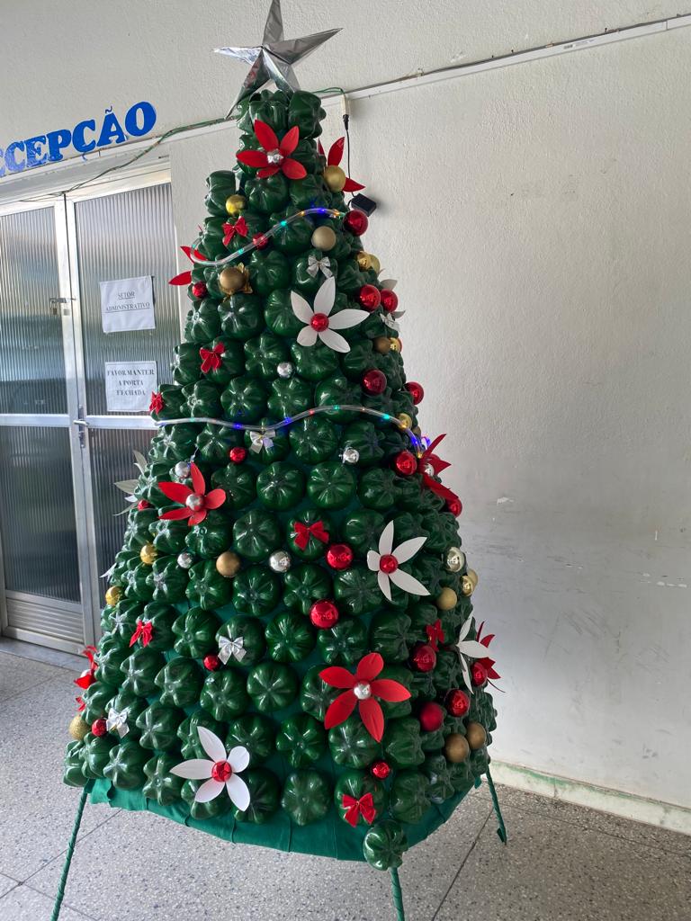 Árvore de natal feita com garrafas PETI pelo CEDAMI/SCFV de Valão dos Milagres