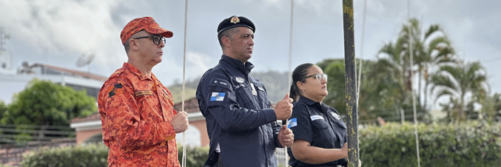 Bandeiras nacional, estadual e municipal foram hasteadas